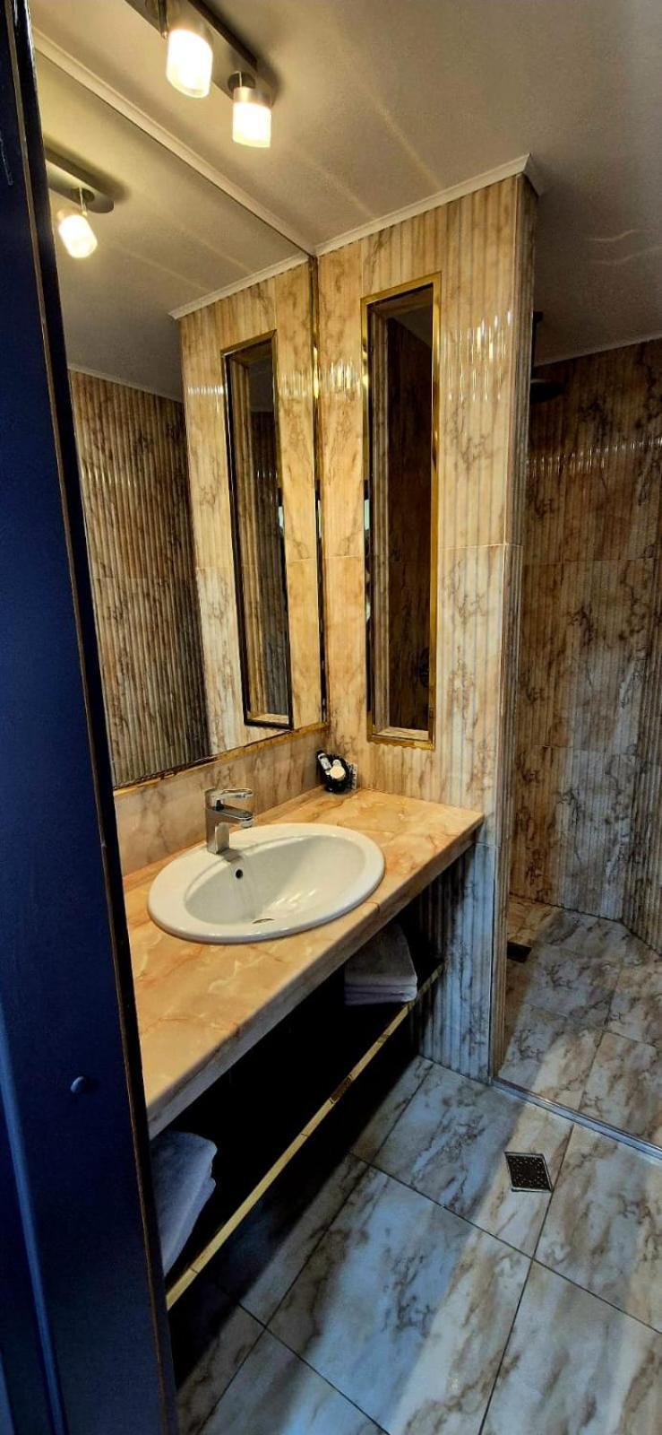 Hostel Orhideea Bodzavásár Kültér fotó